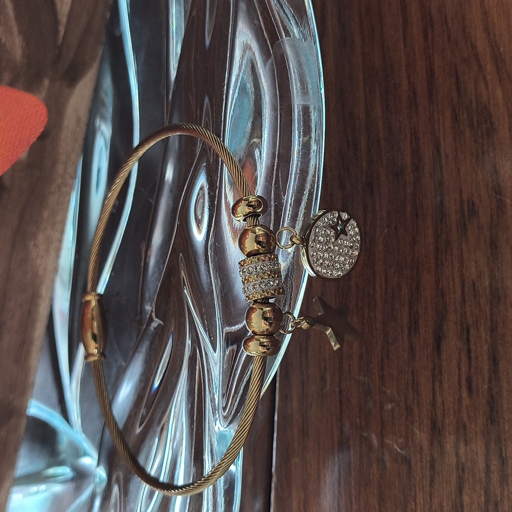 Beautiful bracelet!!! Gold color. Stainless steel